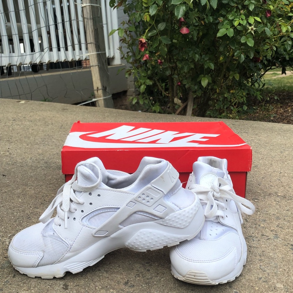 White nike huaraches size 7y